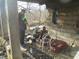 Živi u ruševinama porodične kuće