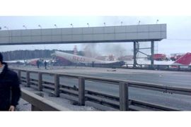 Na autocestu pored Moskve srušio se putnički avion