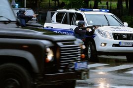Demolirao policijski auto sjekirom, policajci mu pucali u glavu