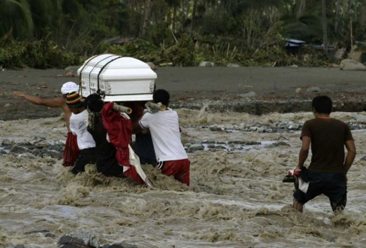 Filipinci sahranjuju više od 400 poginulih