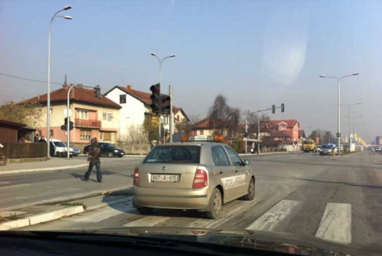 Komunalna policija na zebri čeka zeleno svjetlo