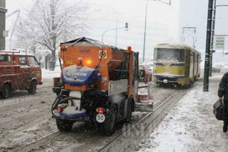 Snijeg u Sarajevu čisti 50 specijalnih vozila i 150 radnika za ručno čišćenje