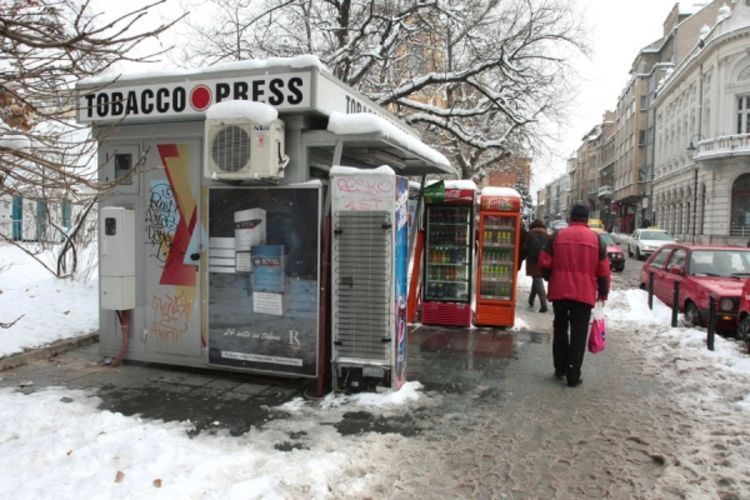 Nastavili prodaju cigareta pored škole: Krše zakon, jer, kažu, nisu jedini