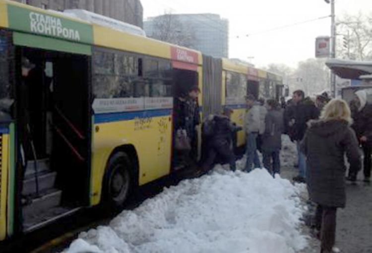 Nervozna putnica šamarala vozača autobusa i policajca