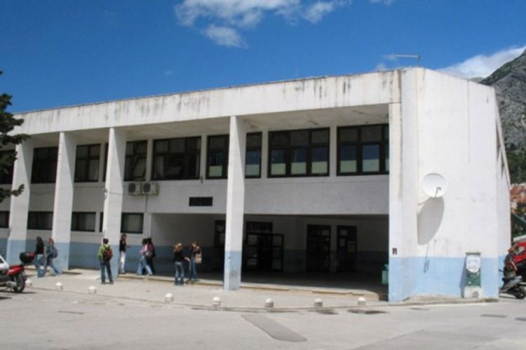 Uhapšen profesor: Učenik ga oralno zadovoljavao za prolaznu ocjenu