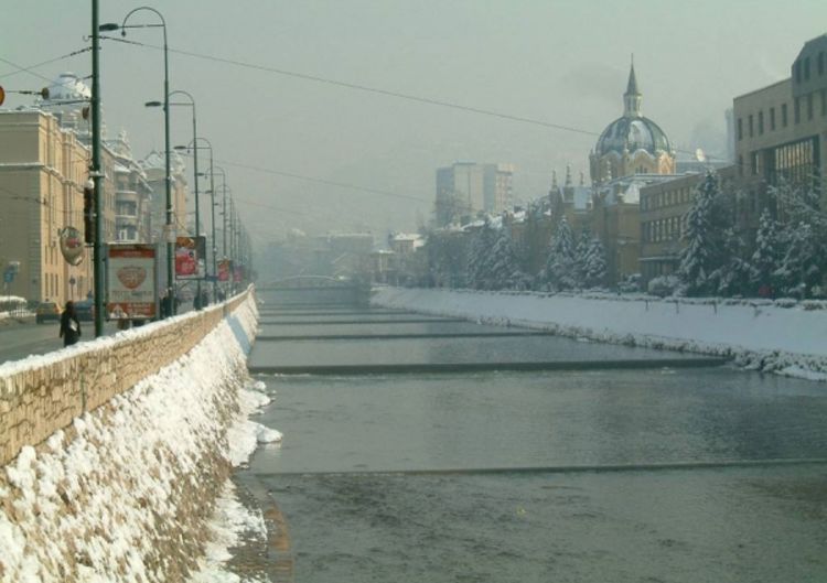 Muškarac se okliznuo i pao u Miljacku, spasio ga vojnik