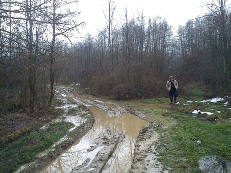 Ubo komšiju nožem pa se raznio bombom