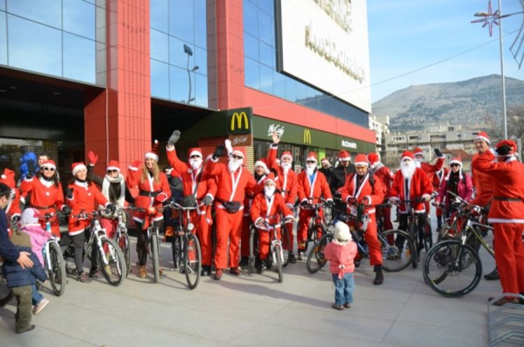Vesela biciklijada Djeda Mrazova kroz Mostar