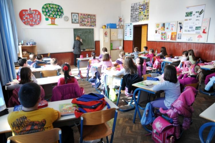 Osnovci na času psuju i kradu