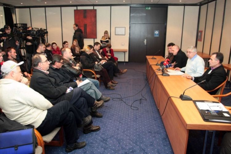 Prijete dočekom nove godine pred zgradomVlade