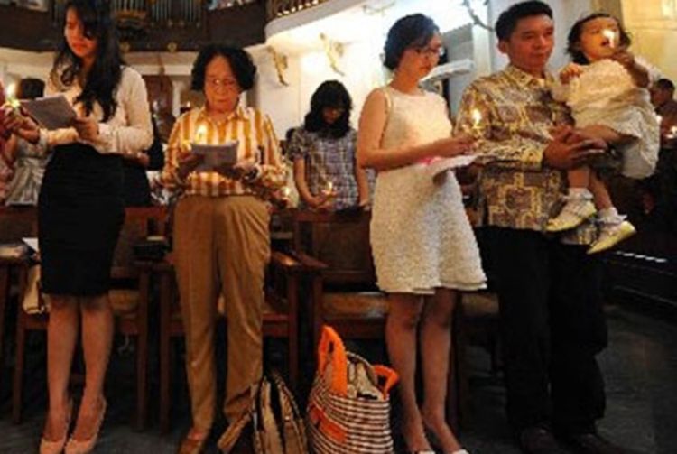 Jajima i kravljom balegom na indonežanske hrišćane na božićnoj misi