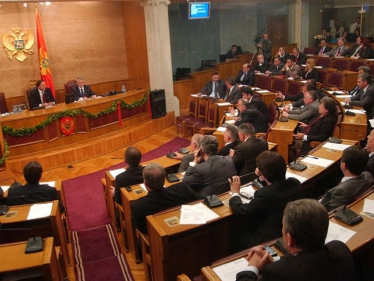 Vlada Crne Gore traži smanjenje plata poslanicima