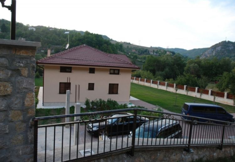 "Car kineske robe" platio 290.000 KM za slobodu