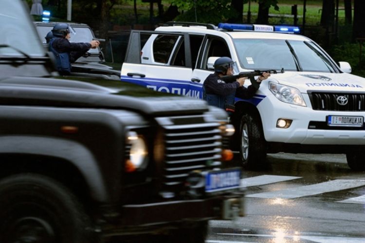 Demolirao policijski auto sjekirom, policajci mu pucali u glavu