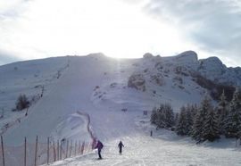 Vjetar zatočio 1.200 skijaša na vrhu Pirineja