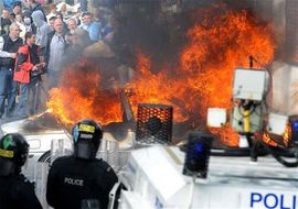Zbog britanske zastave povrijeđeno 9 policajaca