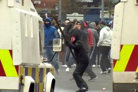 Novi sukobi u Belfastu: Ciglama i bocama na policiju