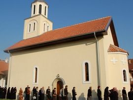 Albanci blokirali ulaz u pravoslavnu crkvu u Đakovici