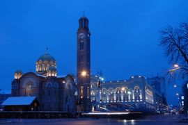 Banjalučani ispred crkve čekaju Novu godinu