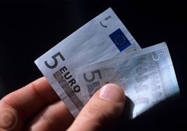 Na novčanici od pet evra tekst i na ćirilici