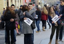 Sarajevo: Srednjoškolci dijelili besplatne zagrljaje građanima