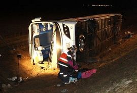 Prevrnuo se autobus, najmanje 20 povrijeđenih