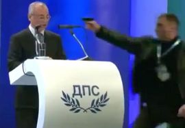 Šokantan VIDEO: Za vrijeme govora atentator političaru uperio ...