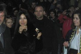 Monika Beluči poslužena hljebom, solju i rakijom