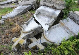Izdvojena sredstva za obnovu porušenih srpskih grobalja na Kosovu
