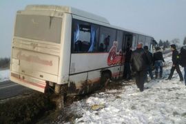 Školski autobus sletio u kanal, šestoro povrijeđeno