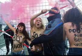Polugole članice Femena protestvovale u Davosu