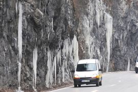 Kolovozi mjestimično zaleđeni i klizavi