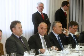 Ministre, nisu poslodavci ti koji vam daju platu i hrane druge, nego su ...