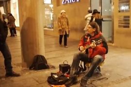 Rambo Amadeus svira na ulici za siću