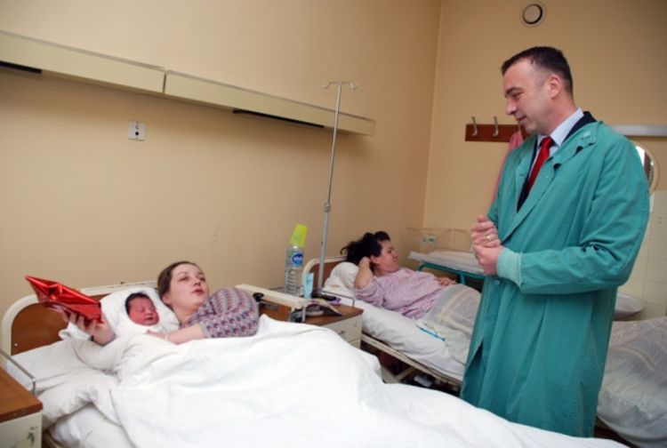 Zlatnik prvorođenoj bebi u 2013.