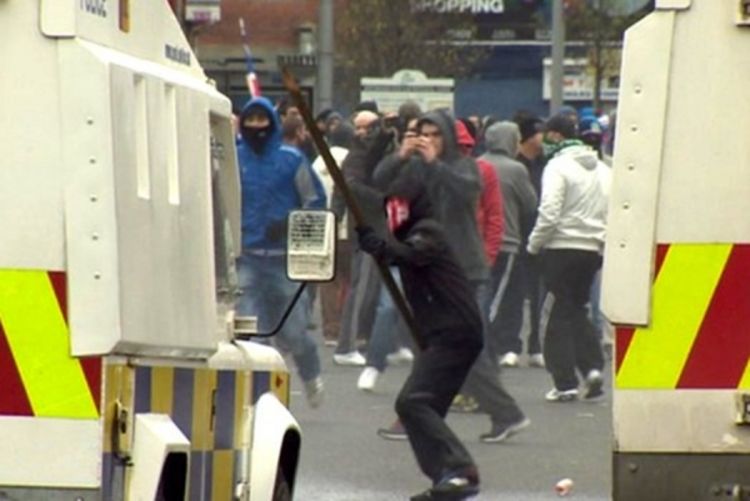 Novi sukobi u Belfastu: Ciglama i bocama na policiju