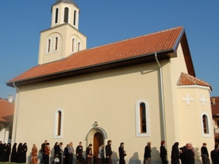 Albanci blokirali ulaz u pravoslavnu crkvu u Đakovici