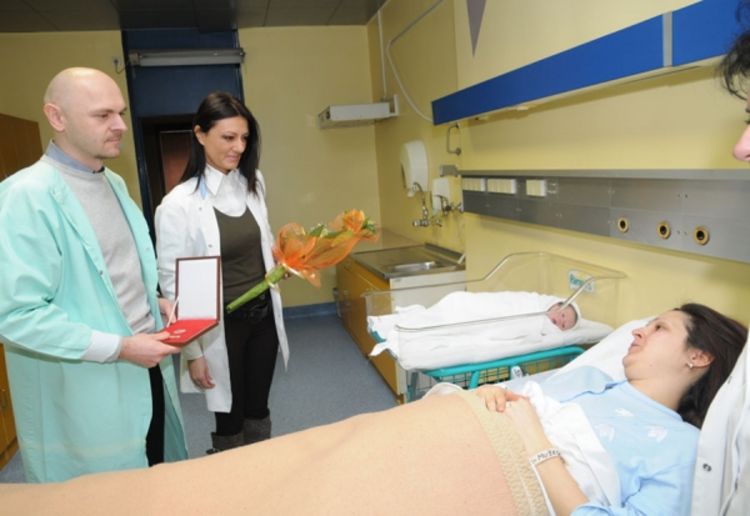 Bebi rođenoj na Božić zlatnik i stipendija