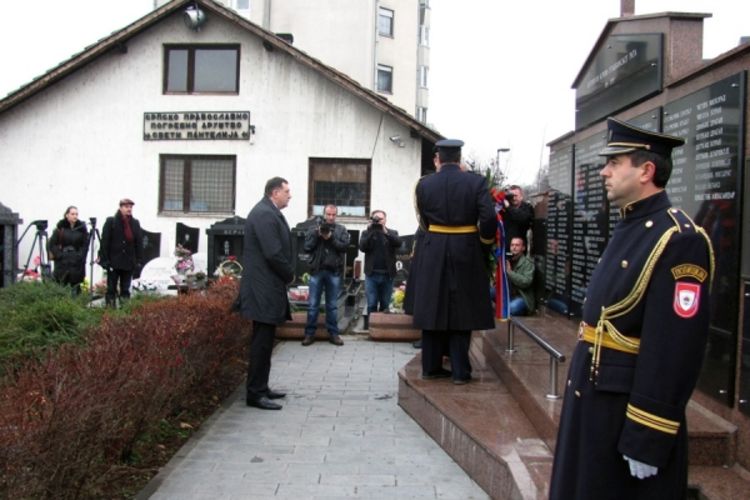Zvaničnici RS položili vijence