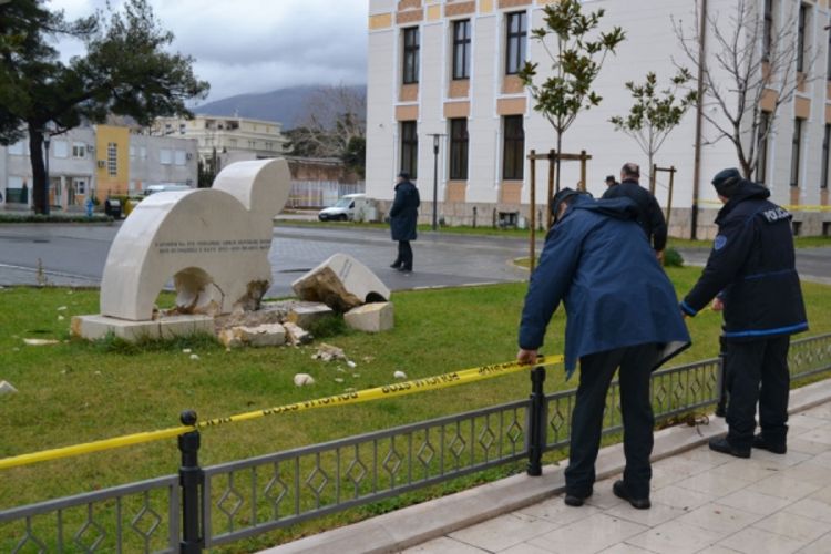 Miniran spomenik Armije RBiH u Mostaru