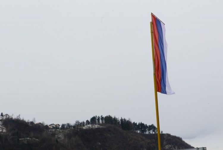 Skinuta zastava Srbije na istočnom izlazu iz Sarajeva