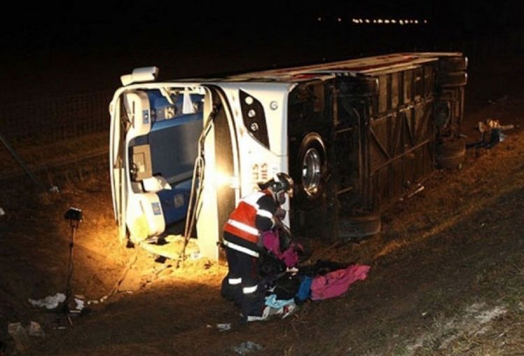 Prevrnuo se autobus, najmanje 20 povrijeđenih
