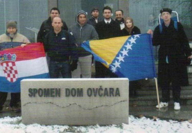 Senad Hadžić otišao pješke na Ovčaru i odao počast ubijenim ranjenicima