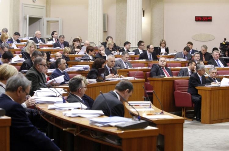 Cirkus u Saboru: Pušači će se snaći pa će pušiti travu, krmača mi oprasila troje
