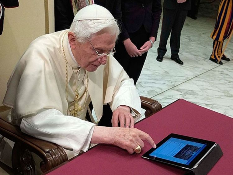 Papa: Treba se više okrenuti Fejsbuku i Tviteru