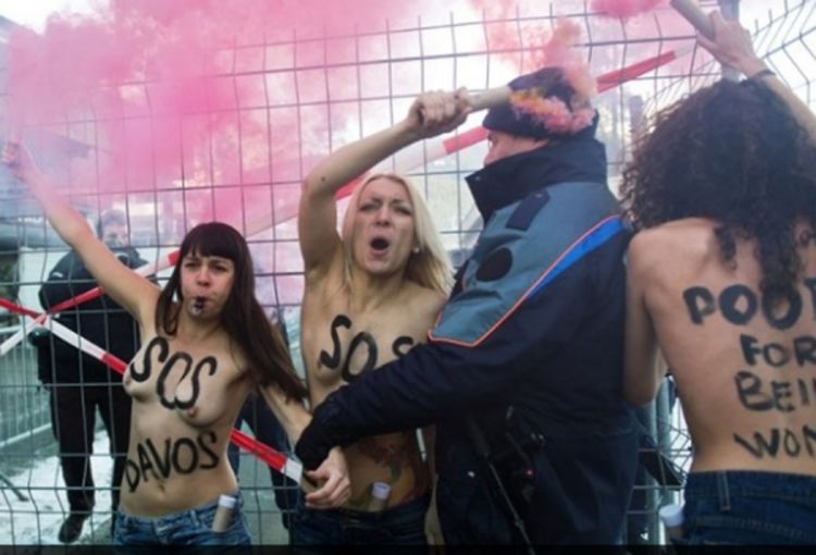 Polugole članice Femena protestvovale u Davosu