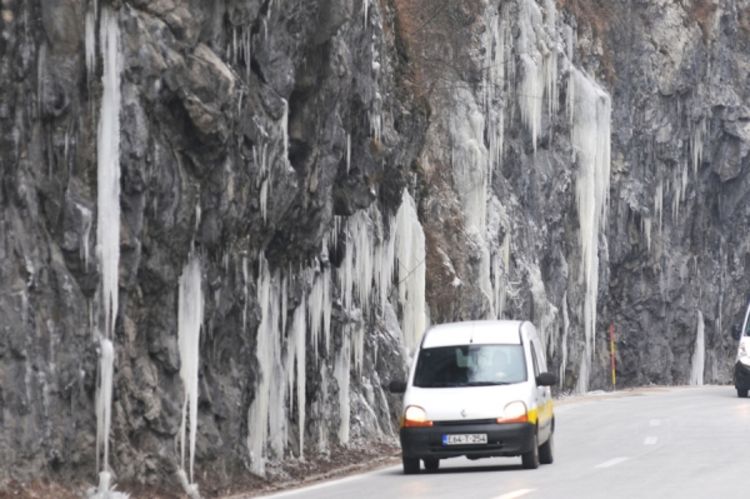 Kolovozi mjestimično zaleđeni i klizavi