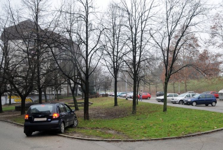 Ulica Đure Đakovića: Parkiraju gdje stignu