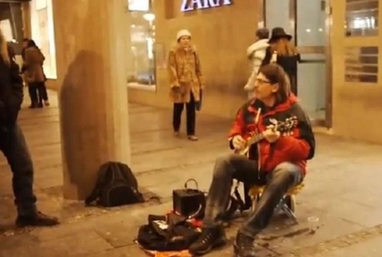 Rambo Amadeus svira na ulici za siću
