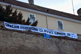 Na Petrovaradinu transparent sa zastavom Vojvodine